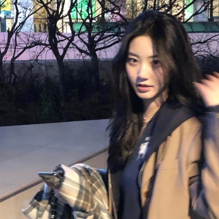 与一位女士合影